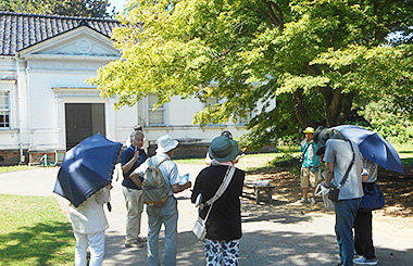 戦争遺跡を巡るガイドの様子